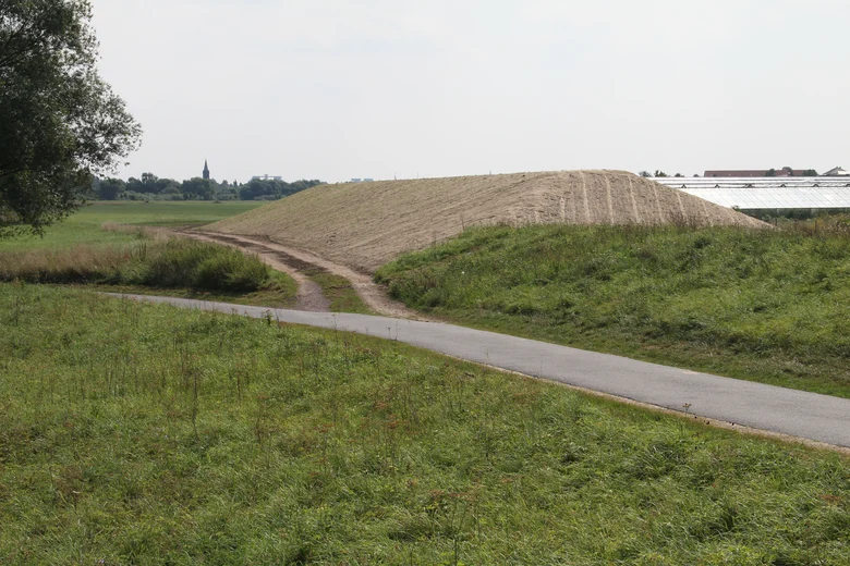 Erhöhung des Deichkörpers während der Bauphase