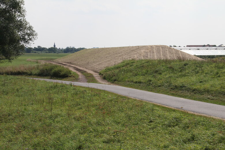 Erhöhung des Deichkörpers während der Bauphase