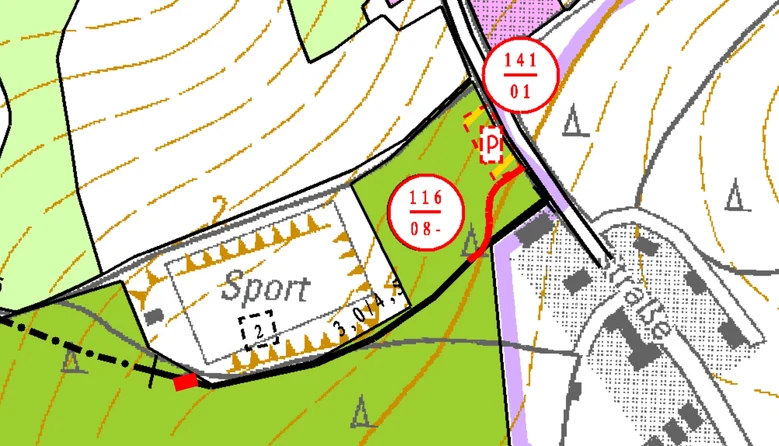 Kartenausschnitt mit neuer Trassenführung, Wanderparkplatz und dem rückgebauten ehemaligen Vereinshaus in Rot, dargestellt mit Höhenlinien und verschiedenen Flächensymbolen.