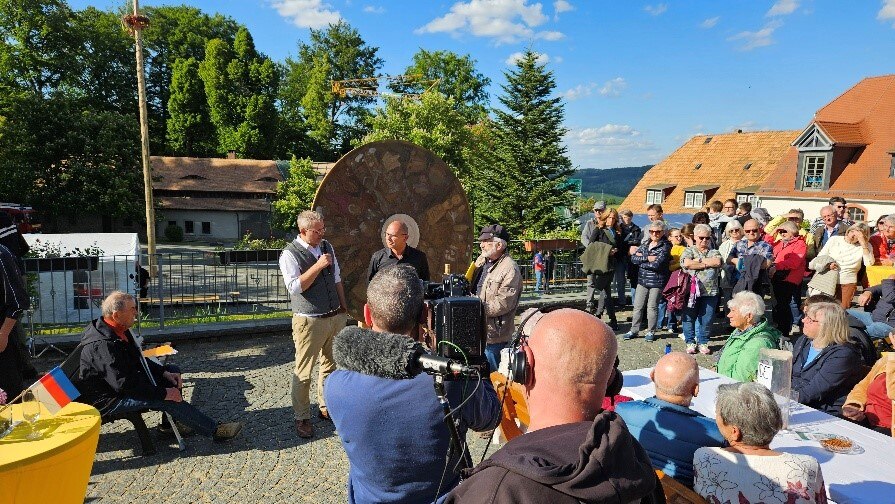 ein 2, Meter großen Holzrad mit 35 detaillierten Motiven wird der Öffentlichkeit übergeben