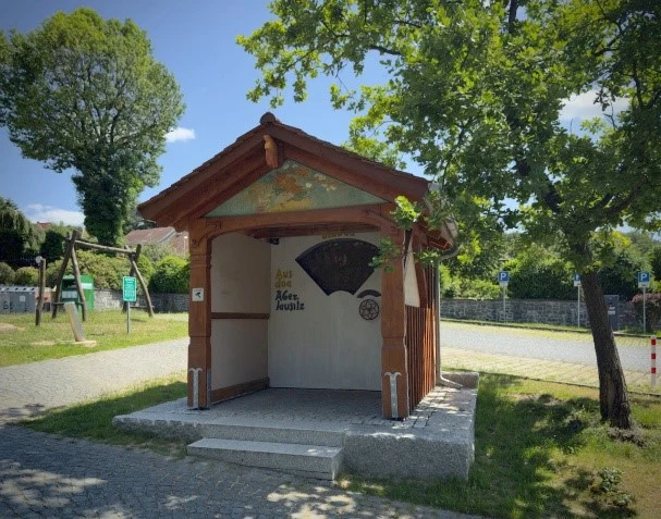 in einem Umgebindehaus wurde das Rad angebracht und kann von den Besuchern per Hand gedreht werden