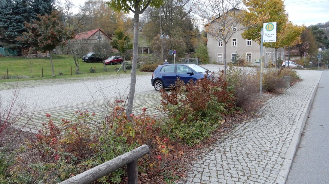 Grünflächen zur Gliederung und Platzbegrenzung, abgesenkte Bordstein an der Haltestelle