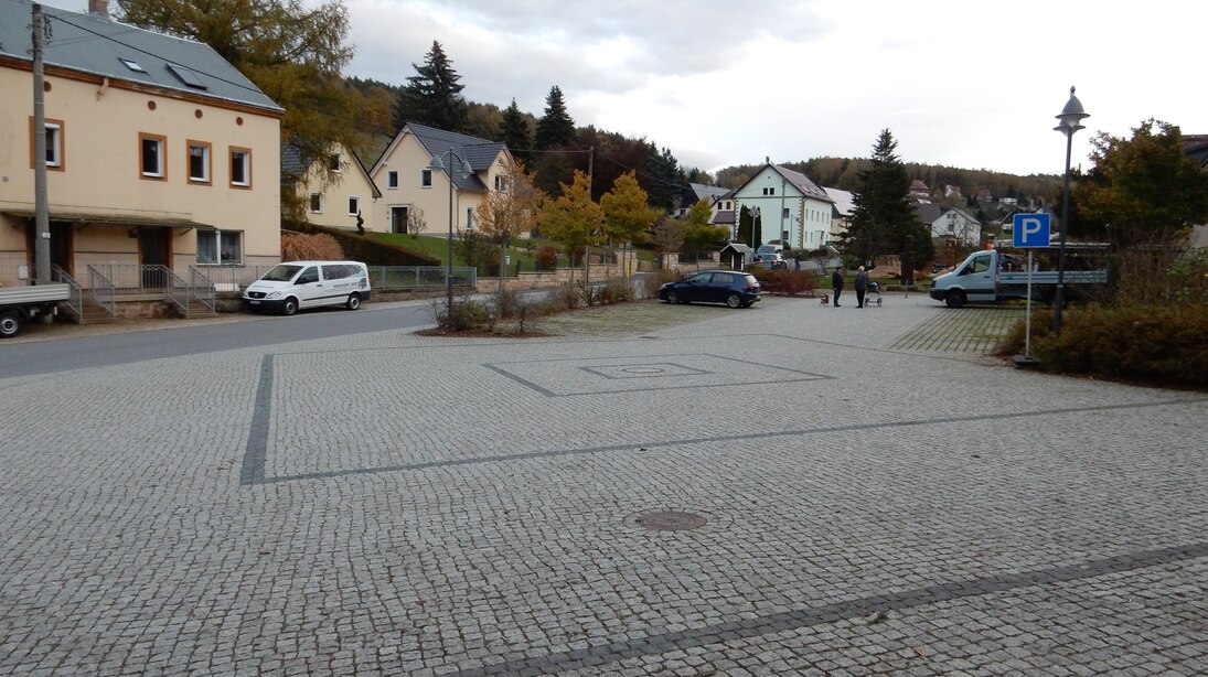 Buswendeplatz mit Mosaikmuster als Gestaltungselement 