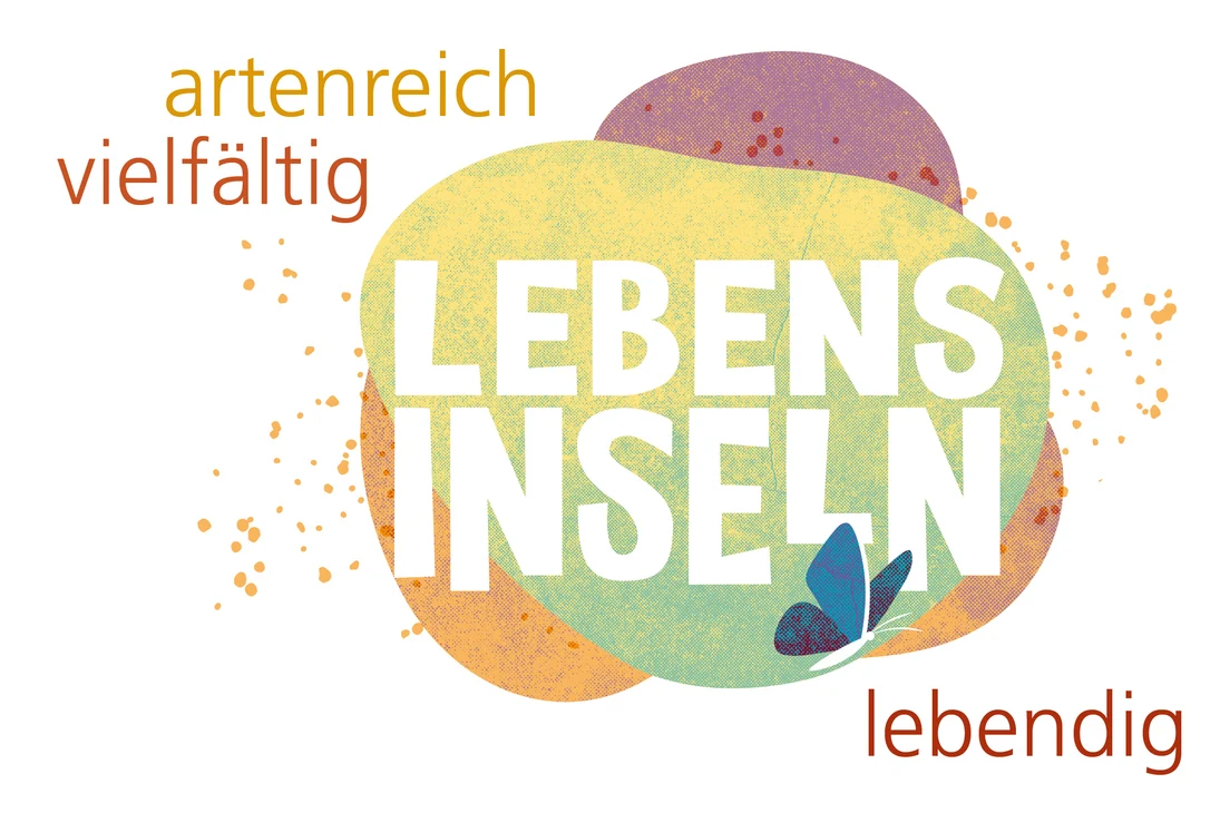 Logo mit drei verschieden farbigen Flächen, die übereinanderliegen. In der Mitte in weißen Großbuchstaben »Lebensinseln« mit einem blauen Schmetterling unter dem hinteren L. Links oben steht »artenreich« und »vielfältig«, rechts unten »lebendig«.