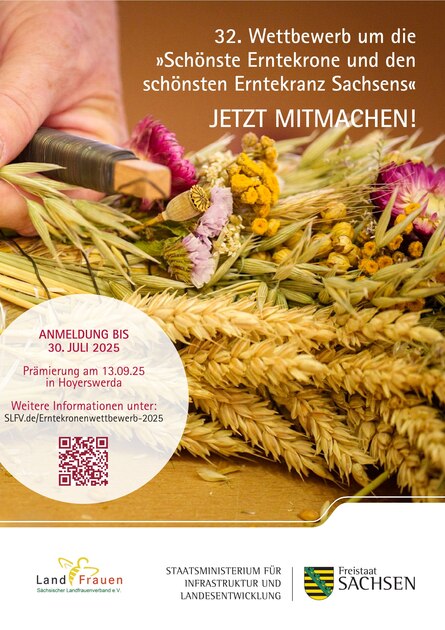 Siegerkrone wird von Landfrauen in Tracht aus dem Festzelt getragen
