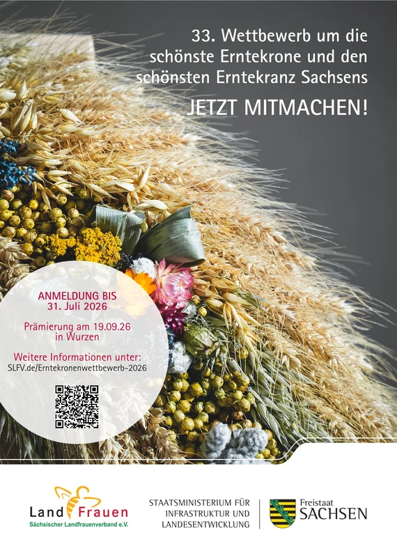 Detail eines Erntekranzes aus Getreide und verschiedenen Trockenblumen