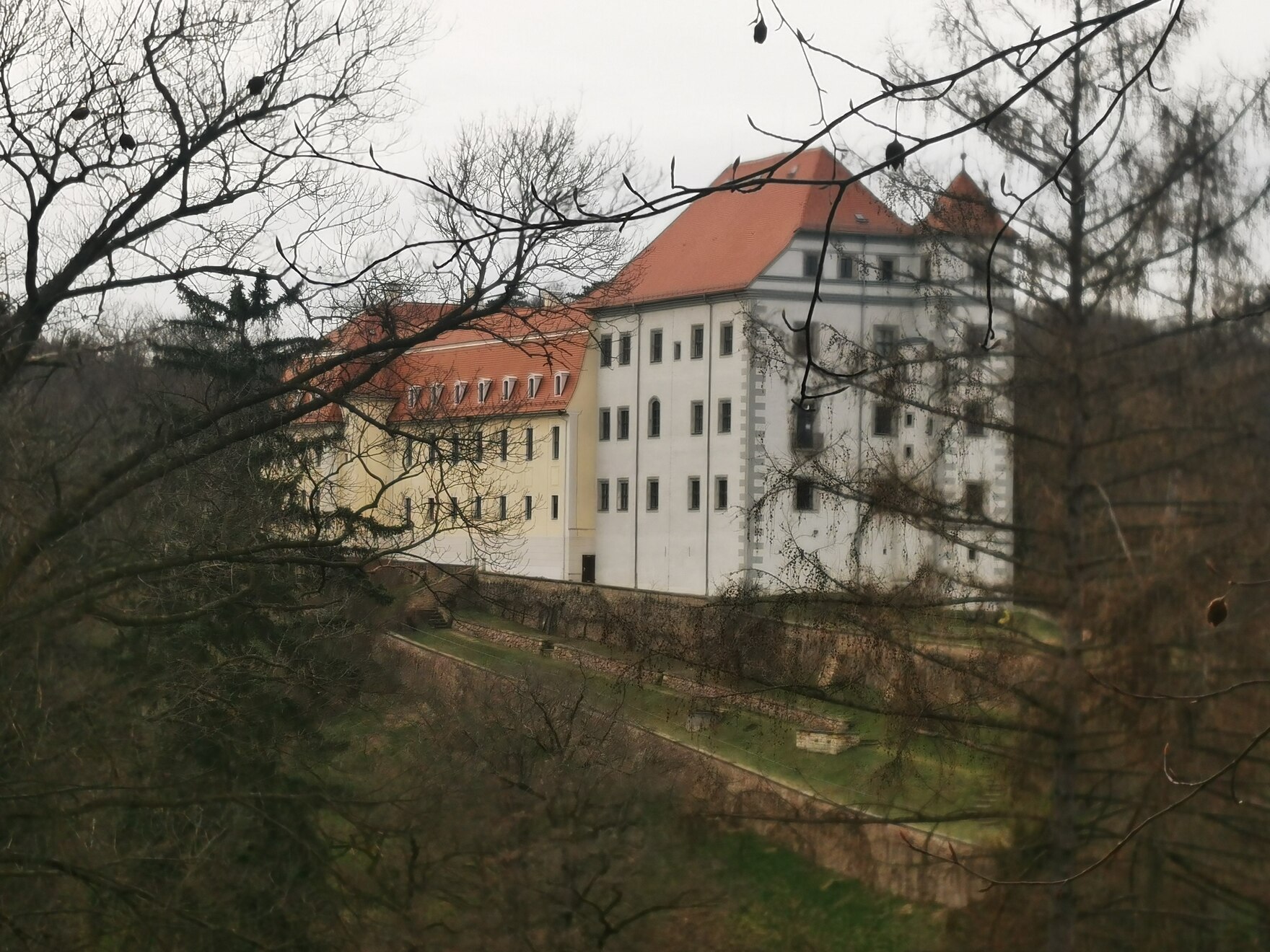 Blick auf das Schloss Siebeneichen vom Park aus