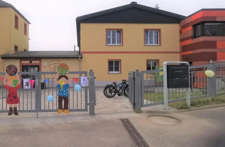 Blick auf den bereits bestehenden Gebäudekomplex. Rechts der Gebäudeanbau.