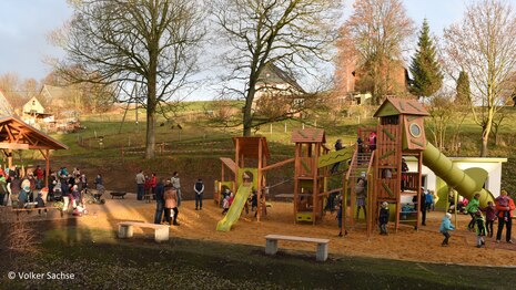 Spielplatz mit vielen Kindern 