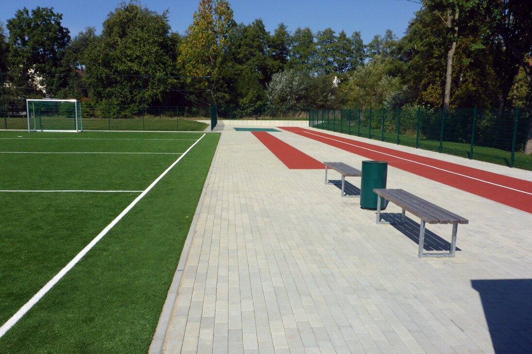der neu modernisierte Sportplatz mit einer Kurzstreckenlaufbahn und dem Kleinspielfeld mit Tor.