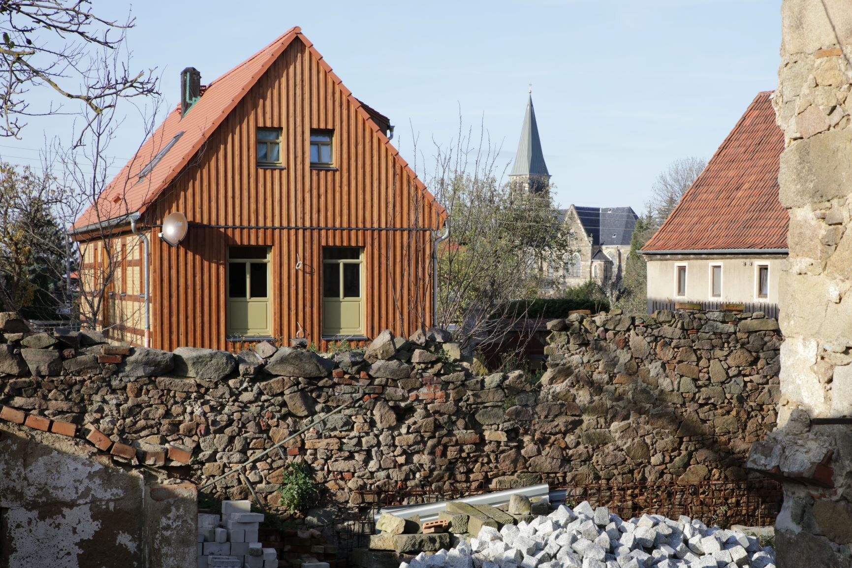 Haus mit Holzverschaltung als Beispiel für ein Ersatzneubau