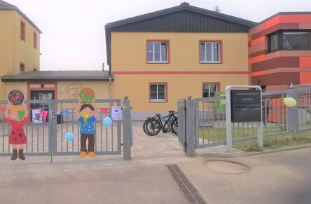 Blick auf den bereits bestehenden Gebäudekomplex. Rechts der Gebäudeanbau.