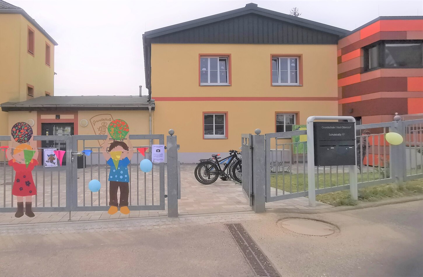 Blick auf den bereits bestehenden Gebäudekomplex. Rechts der Gebäudeanbau.