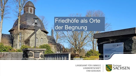 Kirche und Friedhofsmauer