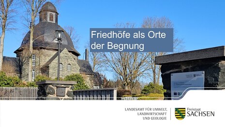 Kirche und Friedhofsmauer
