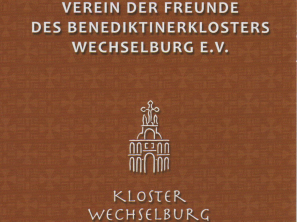 Braunes Rechteck mit weißen Schriftzügen, im oberen Teil der Vereinsname, in der Mitte eine Grafik der Stiftskirche und darunter in unterschiedlichen Schriftgrößen „Kloster Wechselburg“ und „Benediktinermönche in Sachsen“.
