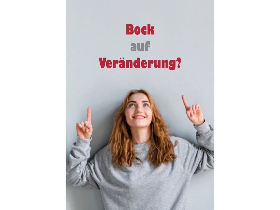 Eine lächelnde Jugendliche mit langen Haaren und grauen Sweatshirt blickt mit erhobenen Händen nach oben auf den zweifarbigen Schriftblock „Bock auf Veränderung?“